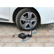 ΚΟΜΠΡΕΣΕΡ ΑΕΡΑ ΕΛΑΣΤΙΚΩΝ 12V 450ml ΜΕ ΥΓΡΟ ΕΠΙΣΚΕΥΗΣ 450ml ΜΑΝΟΜΕΤΡΟ ΚΑΙ ΜΕΤΡΗΤΗ ΠΙΕΣΗΣ (ΧΡΟΝΟΣ 7min) Auto Moto Tyres 