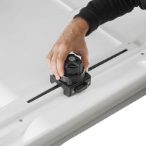 ΜΠΑΓΚΑΖΙΕΡΑ ΟΡΟΦΗΣ WB751S COMPACT 400 LT YAKIMA ΜΕ ΔΙΠΛΟ ΑΝΟΙΓΜΑ ΣΕ ΑΣΗΜΙ ΧΡΩΜΑ ΜΕ ΓΥΑΛΙΣΤΕΡΗ ΥΦΗ - 1 ΤΕΜ. Auto Moto Tyres 