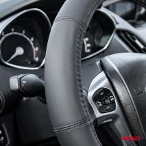 ΚΑΛΥΜΜΑ ΤΙΜΟΝΙΟΥ ΔΕΡΜΑTINO 35-37CM SWC-48-S ΣΕ ΜΑΥΡΟ ΧΡΩΜΑ ΜΕ ΜΑΥΡΕΣ ΡΑΦΕΣ AMIO - 1 ΤΕΜ. Auto Moto Tyres 