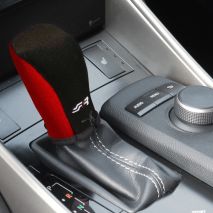 ΚΑΛΥΜΜΑ ΓΙΑ ΠΟΜΟΛΟ ΤΑΧΥΤΗΤΩΝ GEAR KNOB COVER (ΜΑΥΡΟ/ΚΟΚΚΙΝΟ ΜΙΚΡΟΦΙΜΠΡΑ) Auto Moto Tyres 