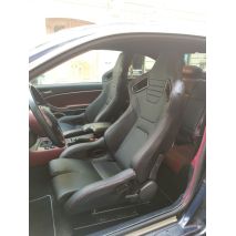 ΚΑΘΙΣΜΑ EMERSON ΑΝΑΚΛΙΝΟΜΕΝΟ ΣΥΝΟΔΗΓΟΥ ΜΑΥΡΟ/CARBON ΑΠΟ ΟΙΚΟΛΟΓΙΚΟ ΔΕΡΜΑ ΜΕ ΚΟΚΚΙΝΗ ΡΑΦΗ ΜΕ ΣΙΔΗΡΟΔΡΟΜΟ SIMONI RACING - 1 τεμ. Auto Moto Tyres 