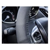 ΚΑΛΥΜΜΑ ΤΙΜΟΝΙΟΥ ΑΠΟ ΤΕΧΝΟΔΕΡΜΑ (L) 39-41cm SWC-50-L ΣΕ ΜΑΥΡΟ ΧΡΩΜΑ ΤΡΥΠΗΤΟ ΜΕ ΜΑΥΡΕΣ ΡΑΦΕΣ AMIO - 1 ΤΕΜ. Auto Moto Tyres 