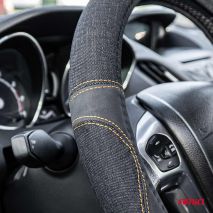 ΚΑΛΥΜΜΑ ΤΙΜΟΝΙΟΥ ΜΑΥΡΟ ΤΖΙΝ/DENIM (M) 37-39cm SWC-52-M ΜΕ ΜΑΥΡΕΣ & ΚΙΤΡΙΝΕΣ ΡΑΦΕΣ AMIO - 1 Τεμ. Auto Moto Tyres 