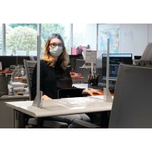 ΠΡΟΣΤΑΤΕΥΤΙΚΟ ΔΙΑΧΩΡΙΣΤΙΚΟ ΤΖΑΜΙ PLEXIGLASS 3mm 66x56cm ΜΕ ΤΡΥΠΑ ΚΑΙ ΒΑΣΕΙΣ ΣΤΗΡΙΞΗΣ ΑΛΟΥΜΙΝΙΟΥ Auto Moto Tyres 