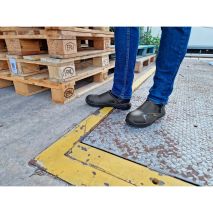 Πιστοποιημένα Παπούτσια Ασφαλείας Εργασίας σε στυλ Σαμπό Basic 2.0 από την Euroroutier σε μέγεθος EU42/UK8 σε Μαύρο Χρώμα με Λευκές Ραφές, Γκρι λεπτομέρεια και Λουράκι Αστραγάλου Auto Moto Tyres 