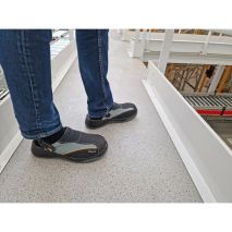 Πιστοποιημένα Παπούτσια Ασφαλείας Εργασίας σε στυλ Σαμπό Stingray από την Euroroutier σε μέγεθος EU42/UK8 σε Μαύρο, Γκρι Χρώμα με Κροκί Λεπτομέρειες και Λουράκι Αστραγάλου Auto Moto Tyres 