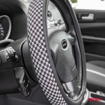 ΚΑΛΥΜΜΑ ΤΙΜΟΝΙΟΥ SWC-60 (M) 37>39cm ΜΑΥΡΟ ΜΕ ΣΧΕΔΙΟ ΑΣΠΡΟΜΑΥΡΗ ΣΚΑΚΙΕΡΑ AMIO - 1 ΤΕΜ. Auto Moto Tyres 