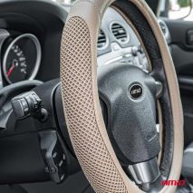 ΚΑΛΥΜΜΑ ΤΙΜΟΝΙΟΥ SWC-61 (M) 37>39cm ΜΠΕΖ ΜΕ ΤΡΥΠΗΤΟ ΣΧΕΔΙΟ ΣΤΑ ΠΛΑΙΝΑ AMIO - 1 ΤΕΜ. Auto Moto Tyres 