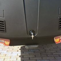 ΜΠΑΓΚΑΖΙΕΡΑ ΚΟΤΣΑΔΟΡΟΥ 400 LT TOWBOX V3 URBAN BLACK (ΜΑΥΡΟ) ΜΕ LED ΦΑΝΑΡΙΑ Auto Moto Tyres 