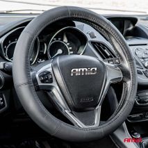 ΚΑΛΥΜΜΑ ΤΙΜΟΝΙΟΥ ΑΠΟ ΤΕΧΝΟΔΕΡΜΑ 44-46CM SWC-48-ΧΧL ΣΕ ΜΑΥΡΟ ΧΡΩΜΑ ΜΕ ΜΑΥΡΕΣ ΡΑΦΕΣ AMIO - 1 ΤΕΜ. Auto Moto Tyres 