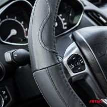 ΚΑΛΥΜΜΑ ΤΙΜΟΝΙΟΥ ΑΠΟ ΤΕΧΝΟΔΕΡΜΑ 35-37CM SWC-49-S ΣΕ ΜΑΥΡΟ ΧΡΩΜΑ ΜΕ ΜΑΥΡΕΣ ΡΑΦΕΣ AMIO - 1 ΤΕΜ. Auto Moto Tyres 