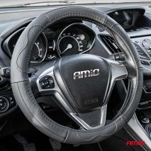 ΚΑΛΥΜΜΑ ΤΙΜΟΝΙΟΥ ΑΠΟ ΤΕΧΝΟΔΕΡΜΑ 37-39CM SWC-49-Μ ΣΕ ΜΑΥΡΟ ΧΡΩΜΑ ΜΕ ΜΑΥΡΕΣ ΡΑΦΕΣ AMIO - 1 ΤΕΜ. Auto Moto Tyres 