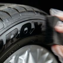 KIT ΑΝΑΝΕΩΣΗΣ ΚΑΙ ΠΡΟΣΤΑΣΙΑΣ ΕΛΑΣΤΙΚΩΝ ΣΕ ΜΑΥΡΟ ΧΡΩΜΑ QUIXX 75ml Auto Moto Tyres 