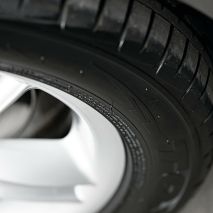 KIT ΑΝΑΝΕΩΣΗΣ ΚΑΙ ΠΡΟΣΤΑΣΙΑΣ ΕΛΑΣΤΙΚΩΝ ΣΕ ΜΑΥΡΟ ΧΡΩΜΑ QUIXX 75ml Auto Moto Tyres 