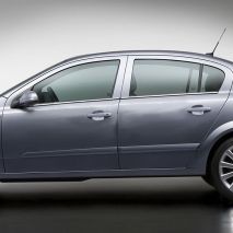 TRIM ΜΑΡΚΕ ΠΑΡΑΘΥΡΩΝ ΑΥΤΟΚΟΛΛΗΤΑ ΧΡΩΜΙΟΥ 4ΤΕΜ. ΓΙΑ OPEL ASTRA H 4D 2004+ Auto Moto Tyres 