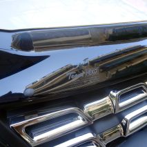 ΑΝΕΜΟΘΡΑΥΣΤΗΣ ΚΑΠΩ ΑΥΤΟΚΙΝΗΤΟΥ ΓΙΑ DACIA DUSTER 2010-2018 ΑΠΟ ΕΥΚΑΜΠΤΟ ΦΙΜΕ ΠΛΑΣΤΙΚΟ HEKO - 1 ΤΕΜ. Auto Moto Tyres 