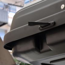 ΜΠΑΓΚΑΖΙΕΡΑ ΟΡΟΦΗΣ RACE AXION 320L (ΜΑΥΡΗ/ΕΛΑΦΡΩΣ ΑΝΑΓΛΥΦΗ - 125X90X34 cm - MAX 50 kg) Auto Moto Tyres 