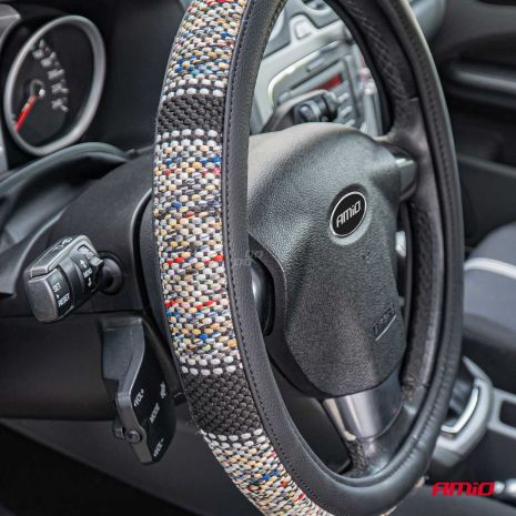 ΚΑΛΥΜΜΑ ΤΙΜΟΝΙΟΥ SWC-59 (M) 37>39cm ΜΑΥΡΟ ΜΕ ΣΧΕΔΙΟ ΠΟΛΥΧΡΩΜΗ ΨΑΘΑ AMIO - 1 ΤΕΜ. Auto Moto Tyres 