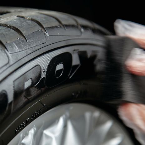 KIT ΑΝΑΝΕΩΣΗΣ ΚΑΙ ΠΡΟΣΤΑΣΙΑΣ ΕΛΑΣΤΙΚΩΝ ΣΕ ΜΑΥΡΟ ΧΡΩΜΑ QUIXX 75ml Auto Moto Tyres 