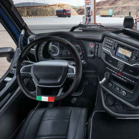 IVECO S-WAY 10/2019>/SCANIA R/S SERIE 7 11/2016> ΚΑΛΥΜΜΑ ΤΙΜΟΝΙΟΥ CLUB ΜΑΥΡΟ-ΣΗΜΑΙΑ ΙΤΑΛΙΑΣ/ΚΟΦΤΟ Auto Moto Tyres 