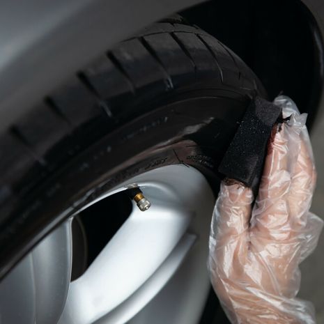 KIT ΑΝΑΝΕΩΣΗΣ ΚΑΙ ΠΡΟΣΤΑΣΙΑΣ ΕΛΑΣΤΙΚΩΝ ΣΕ ΜΑΥΡΟ ΧΡΩΜΑ QUIXX 75ml Auto Moto Tyres 