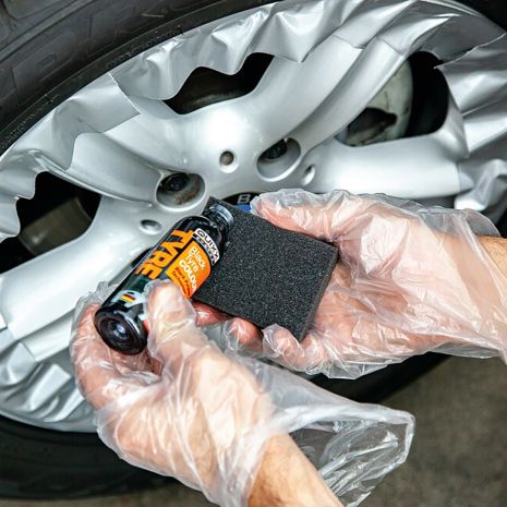 KIT ΑΝΑΝΕΩΣΗΣ ΚΑΙ ΠΡΟΣΤΑΣΙΑΣ ΕΛΑΣΤΙΚΩΝ ΣΕ ΜΑΥΡΟ ΧΡΩΜΑ QUIXX 75ml Auto Moto Tyres 