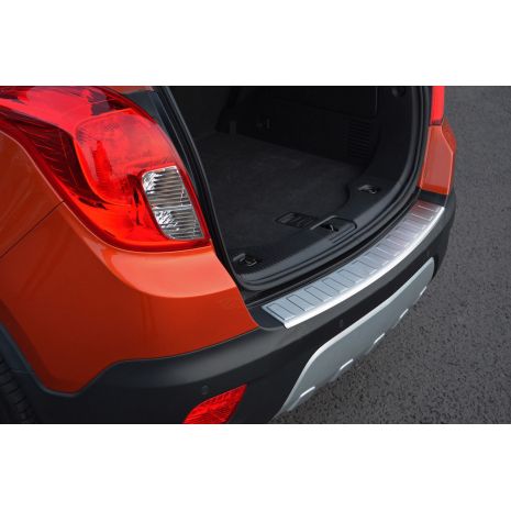 TRIM ΜΑΡΚΕ ΠΟΡΤ ΜΠΑΓΚΑΖ ΧΡΩΜΙΟ ΓΙΑ OPEL MOKKA 2012+ Auto Moto Tyres 