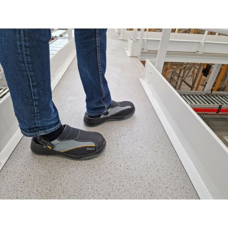 Πιστοποιημένα Παπούτσια Ασφαλείας Εργασίας σε στυλ Σαμπό Stingray από την Euroroutier σε μέγεθος EU43/UK9 σε Μαύρο, Γκρι Χρώμα με Κροκί Λεπτομέρειες και Λουράκι Αστραγάλου Auto Moto Tyres 