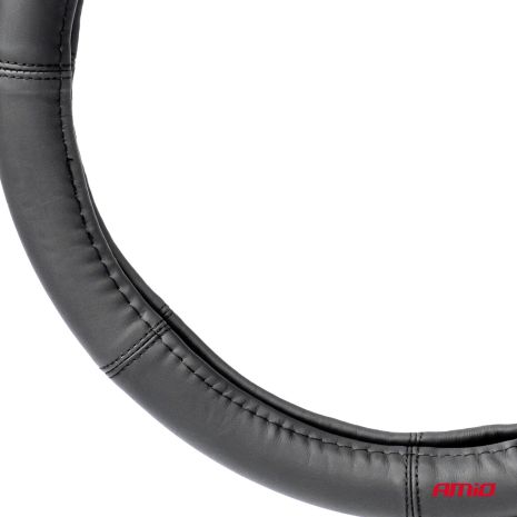 ΚΑΛΥΜΜΑ ΤΙΜΟΝΙΟΥ ΔΕΡΜΑTINO 35-37CM SWC-48-S ΣΕ ΜΑΥΡΟ ΧΡΩΜΑ ΜΕ ΜΑΥΡΕΣ ΡΑΦΕΣ AMIO - 1 ΤΕΜ. Auto Moto Tyres 
